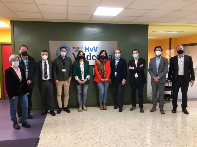 oto de familia de las delegaciones cántabra y navarra durante su visita al Hospital Virtual Valdecilla