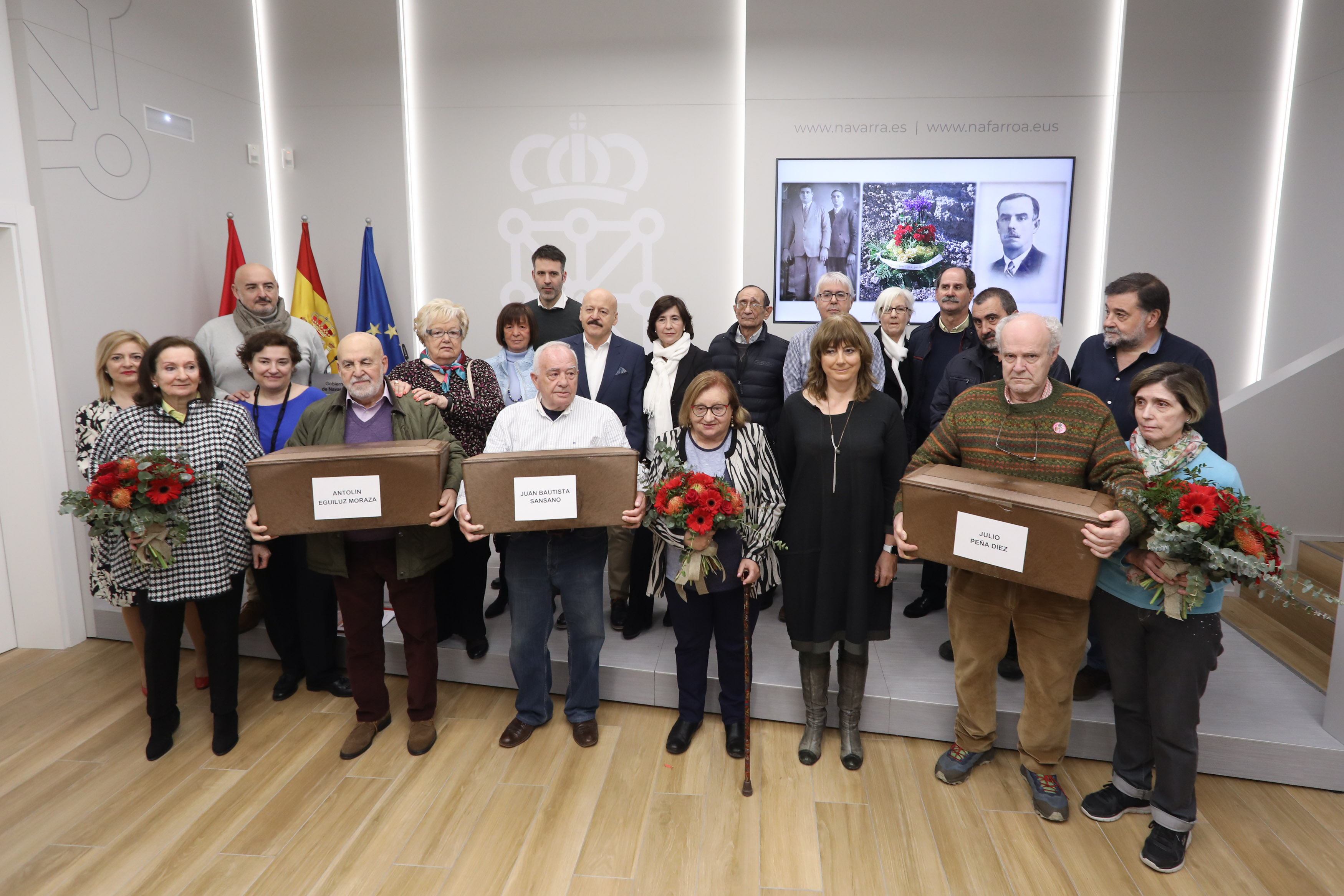 La consejera de Relaciones Ciudadanas, Ana Ollo, junto a los familiares de Antolín Eguiluz, Julio Pena y Juan Bautista