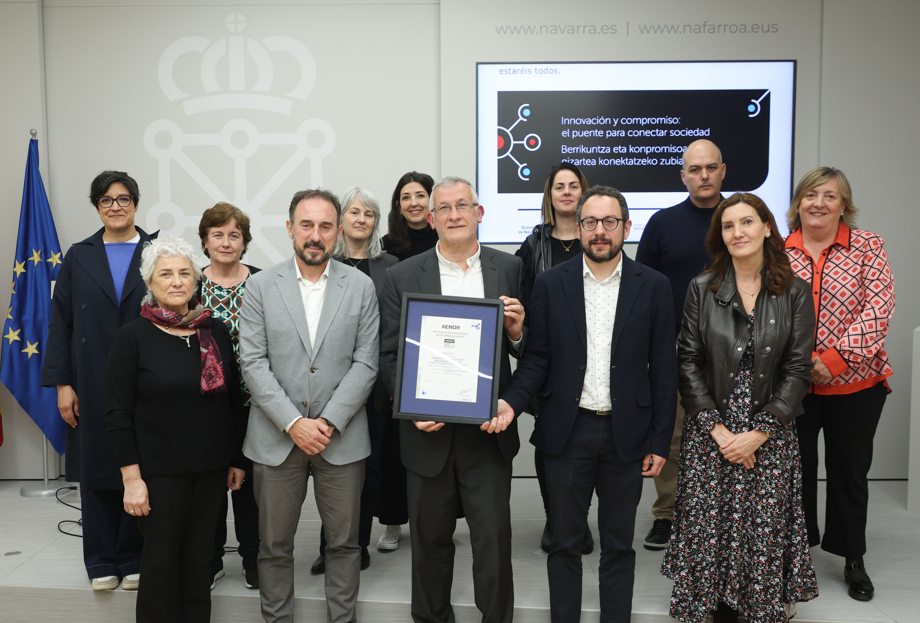  El vicepresidente Taberna, Michel Lumbreras y Joseba Asiain muestran el certificado obtenido junto a personal técnico del Gobierno de Navarra dedicado a la atención ciudadana