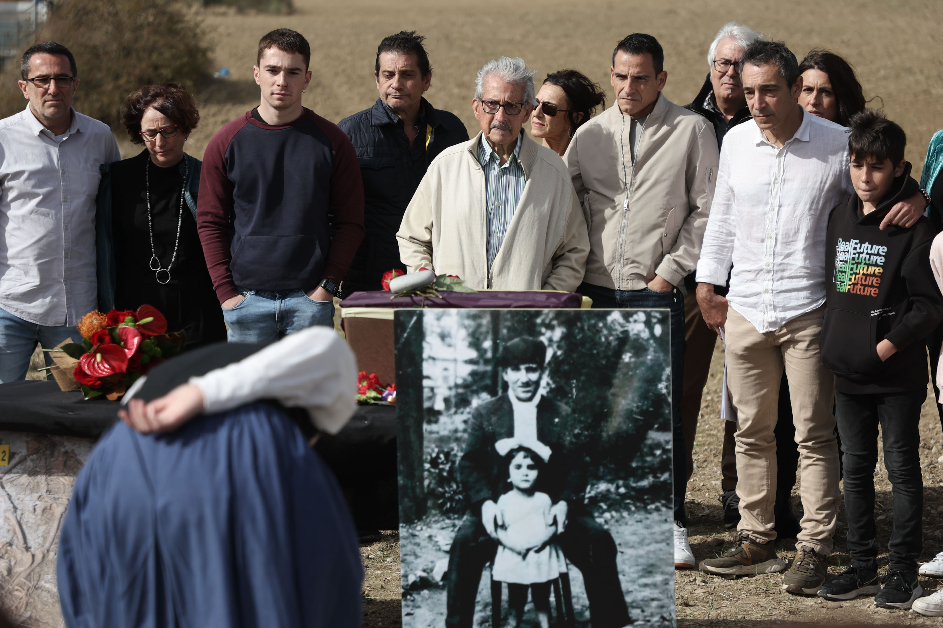 En un momento del homenaje de la dantzari ante la imagen y restos de Gregorio Albo Urcelay sus familiares