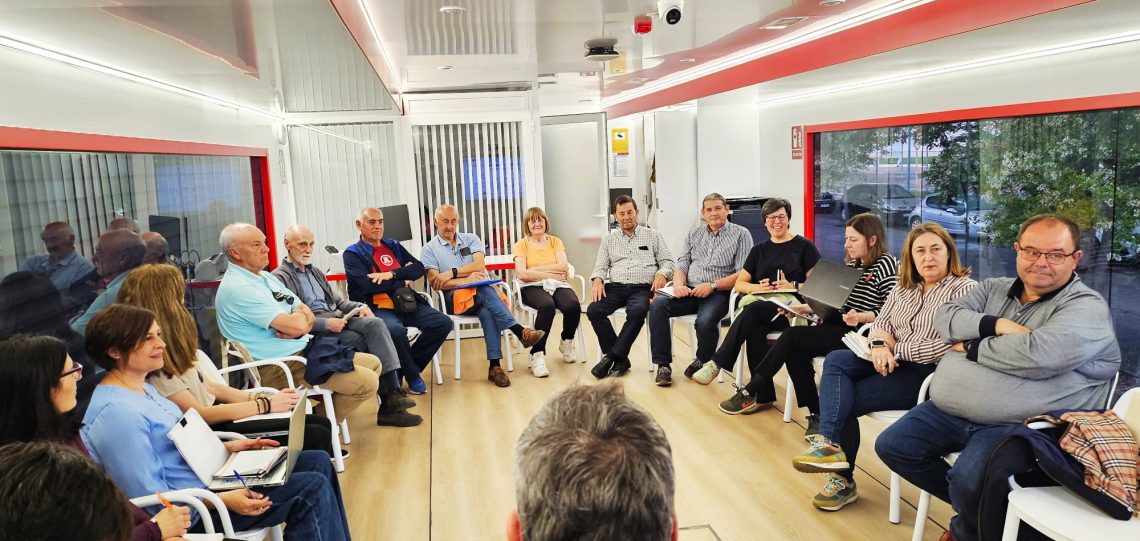 Participantes y organizaciones jornada voluntariado celebrada en la oficina móvil del Gobierno de Navarra, gestionado por NASERTIC