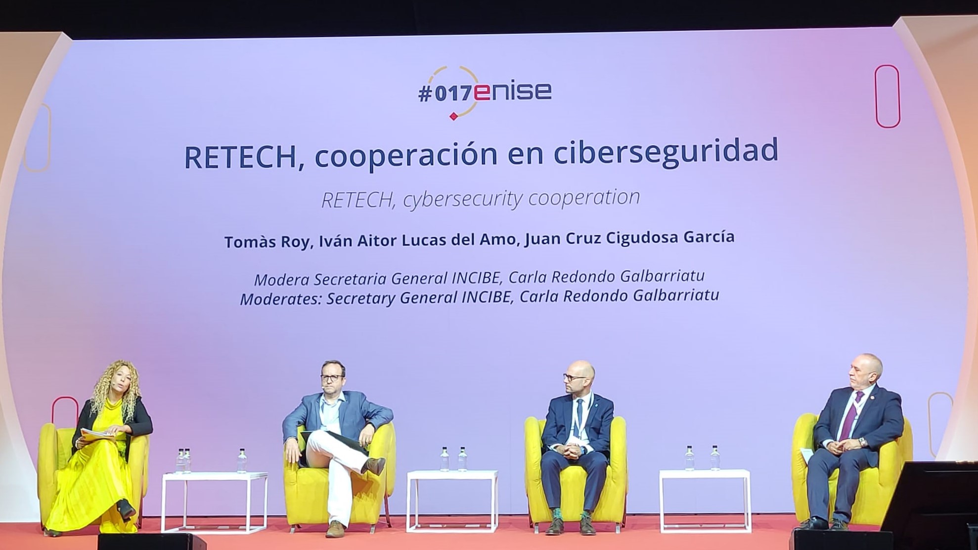 El consejero Cigudosa, a la derecha, durante la mesa redonda en la que ha participado.