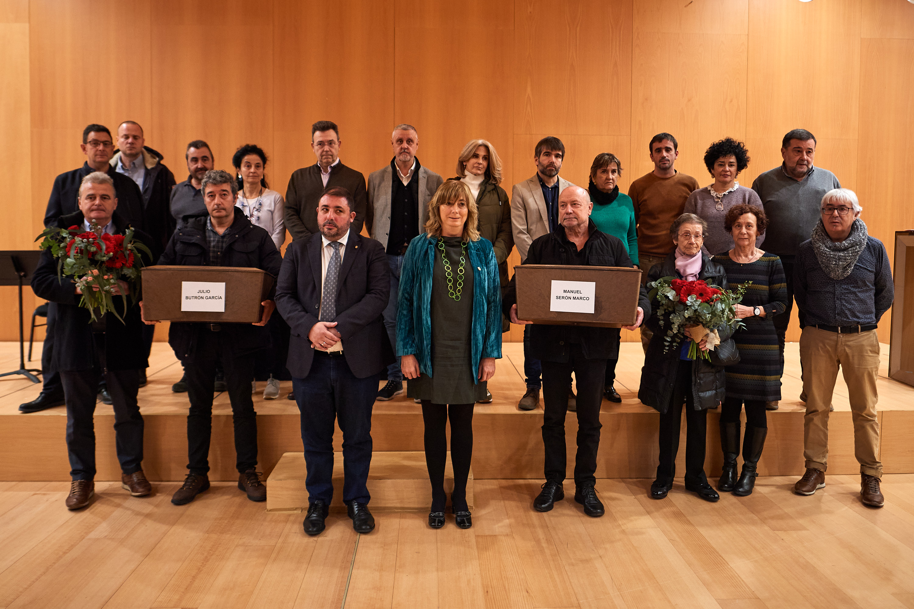 La consejera Ana Ollo, en el centro, junto al Presidente del Parlamento, Unai Uhalde, y familiares de Julio Butrón García y Manuel Serón Marco