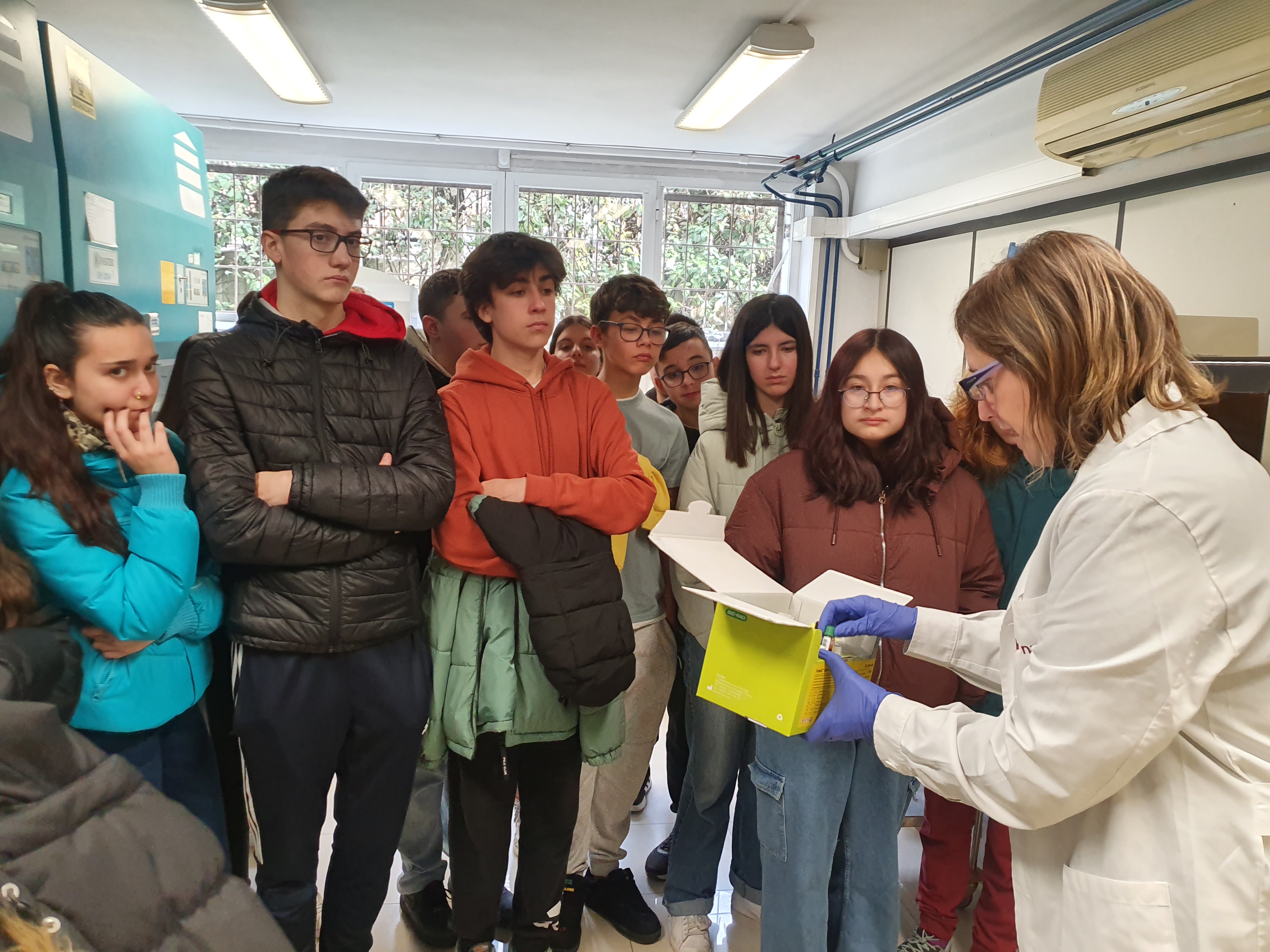 Mariola con los y las estudiantes de IESO Pedro de Atarrabia