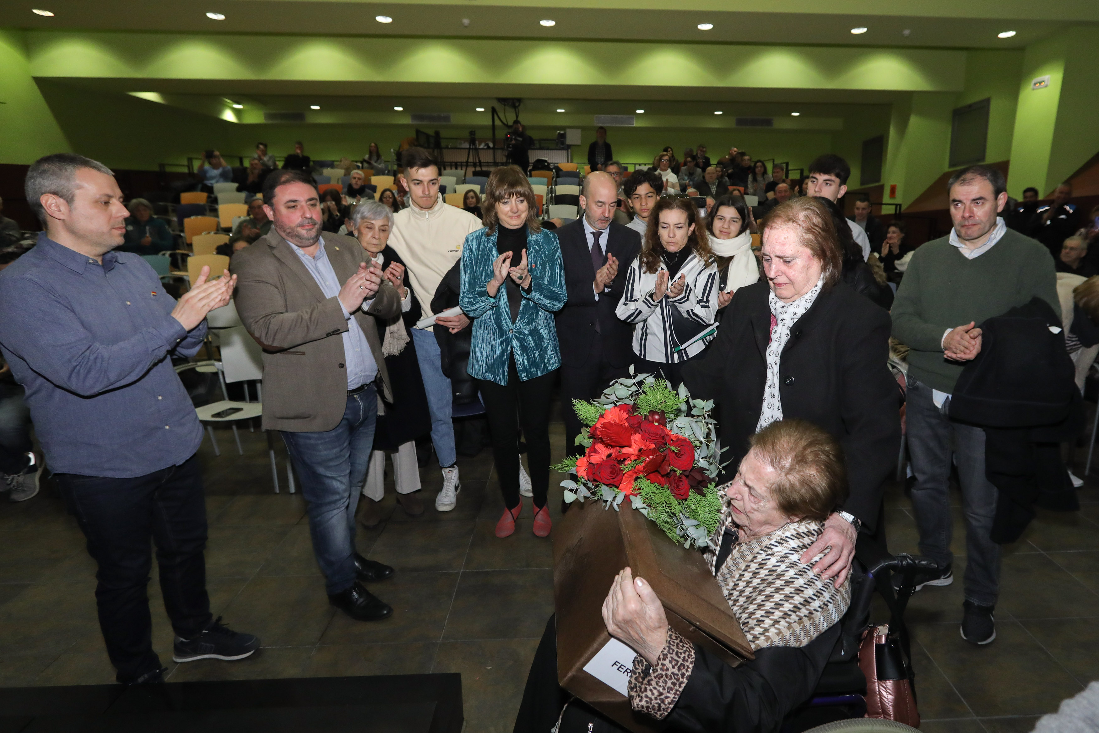 La consejera de Relaciones Ciudadanas, Ana Ollo, en la entrega de los restos a familiares de Francisco Velaza Fernández