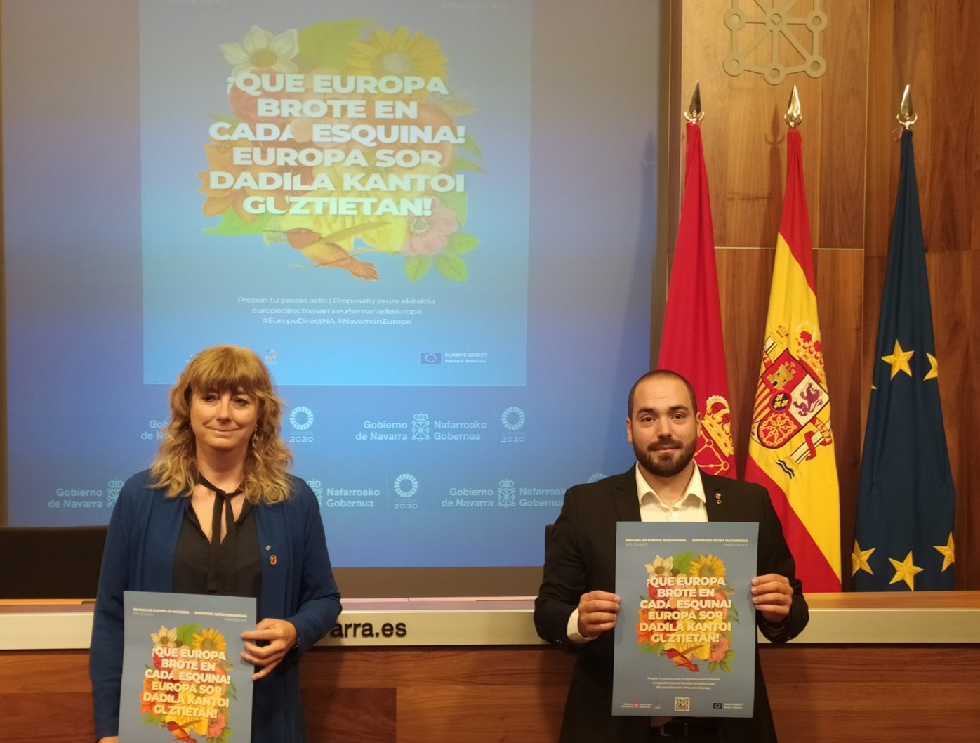 De izquierda a derecha, la consejera Ollo y el director general Sergio Pérez en la presentación del programa de actividades: "¡Que Europa brote en cada esquina!", para celebrar la Semana de Europa en Navarra.