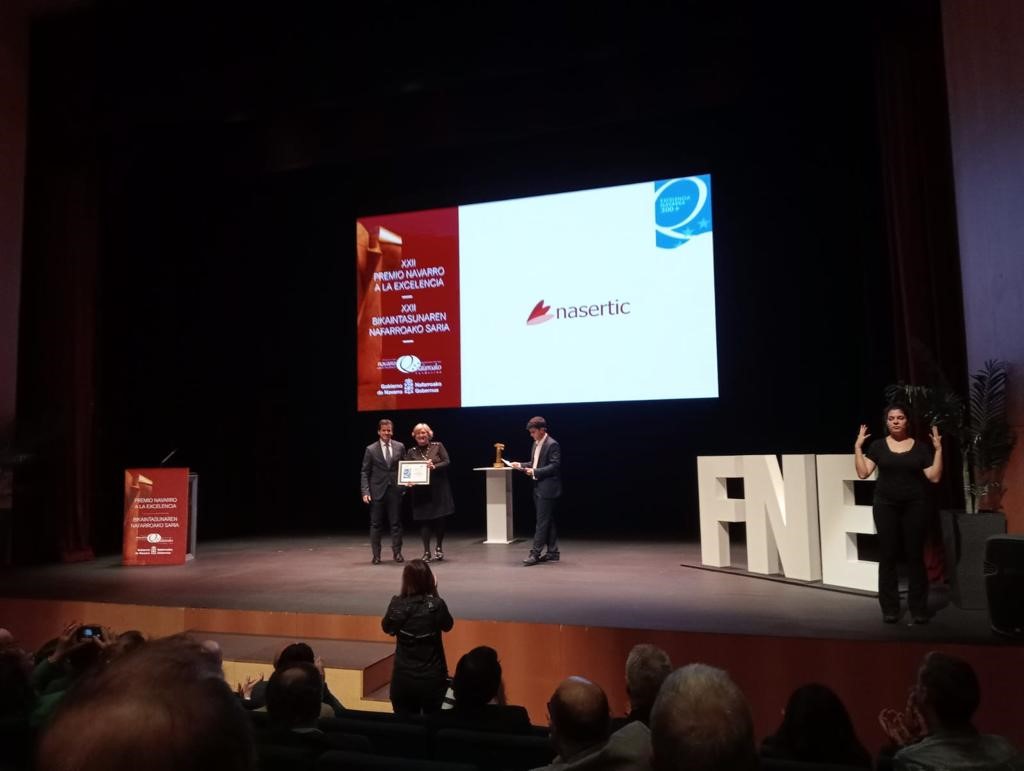 Toya Bernad recibe el diploma en la Gala Anual de la Fundación Navarra para la Excelencia