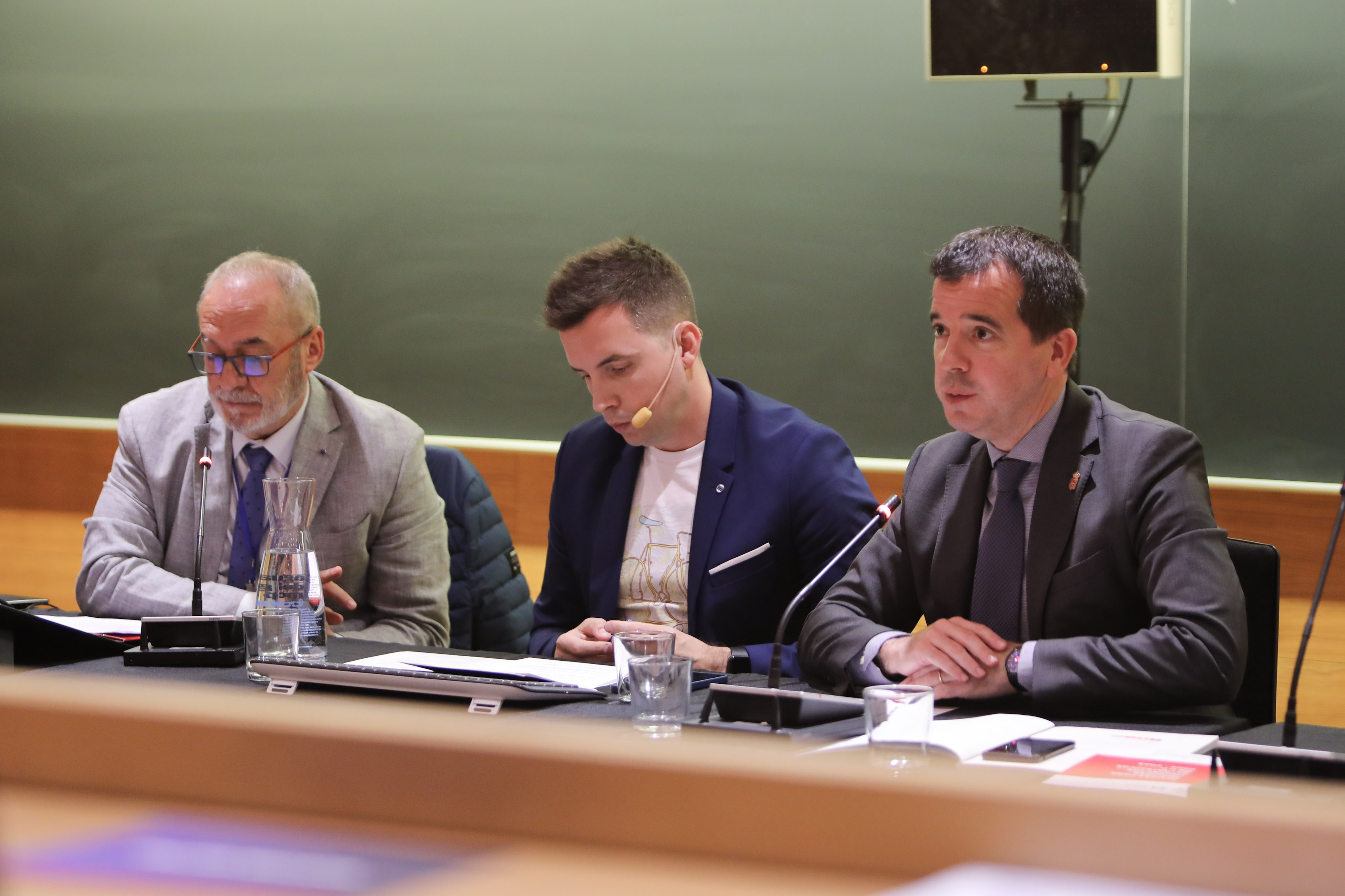 De izquierda a derecha, el consejero Cigudosa, el periodista Amaiur Elizari y el consejero Irujo durante la intervención de este último en la apertura de Iris Data Day.