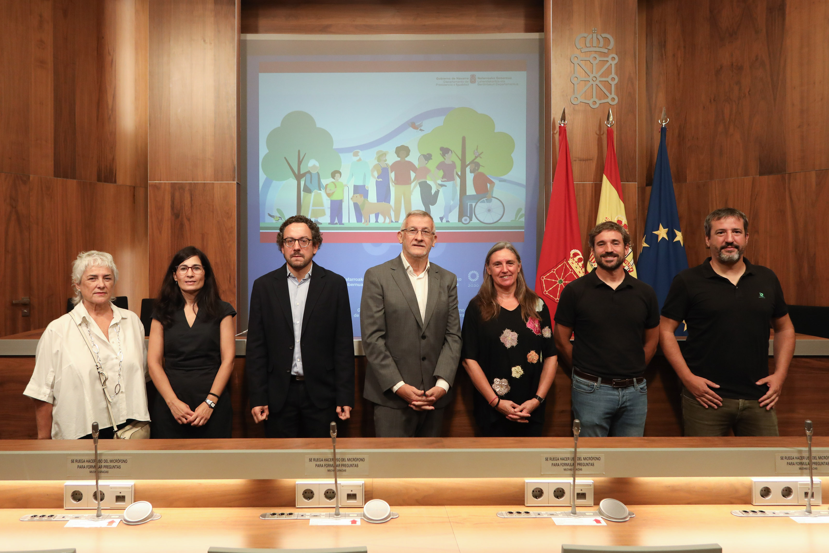 El vicepresidente primero y consejero de Presidencia e Igualdad, Félix Taberna, junto a representes y responsables de Navarra + Voluntaria.