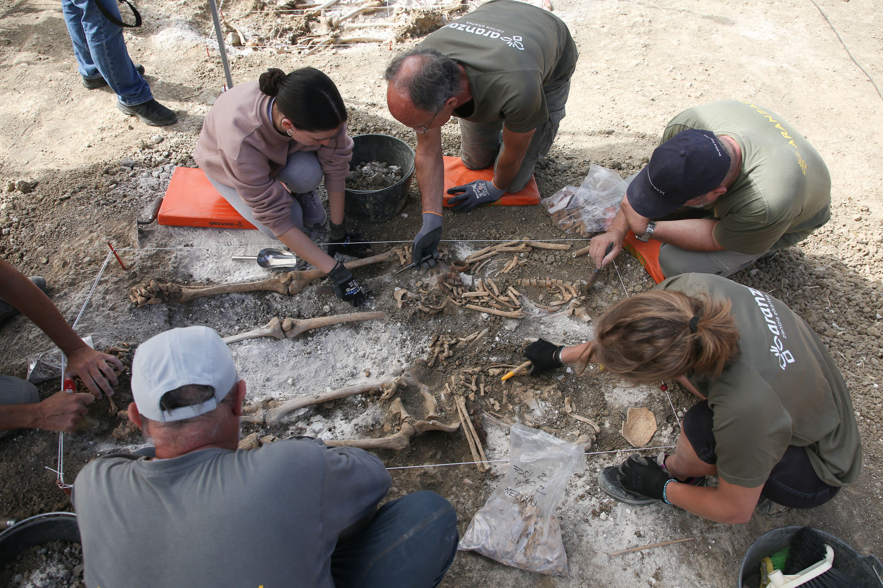 Equipo de la Sociedad de Ciencias Aranzadi, durante las exhumaciones