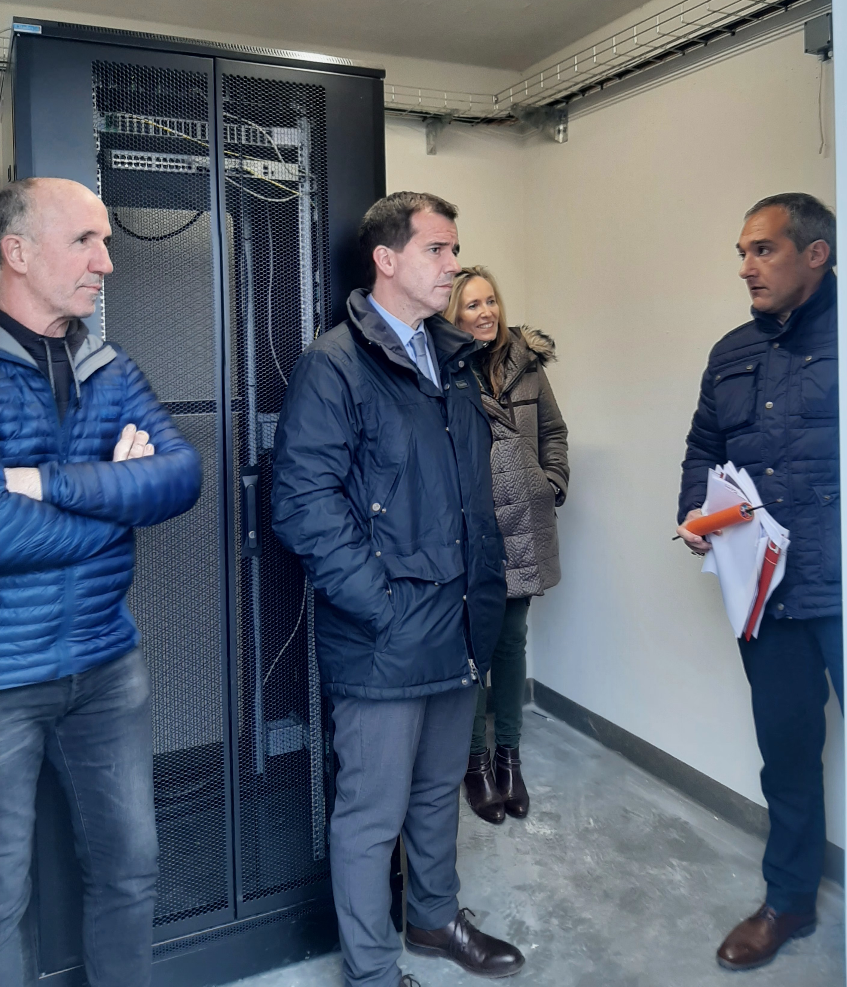 El consejero Irujo, junto a la directora Izaskun Goñi, Jesús Izal de NASERTIC y un representante de la zona, en la visita de la caseta de instalación de fibra óptica en el polígono de Iciz