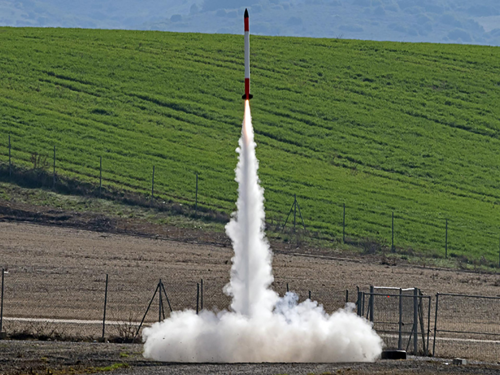Lanzamiento de uno de los cohetes. Foto: Diario de Navarra