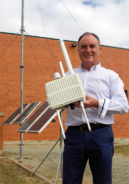 Juan Carlos Ciria Fadrique posa con uno de los dispositivos, un GATEWAY para la red LoRa