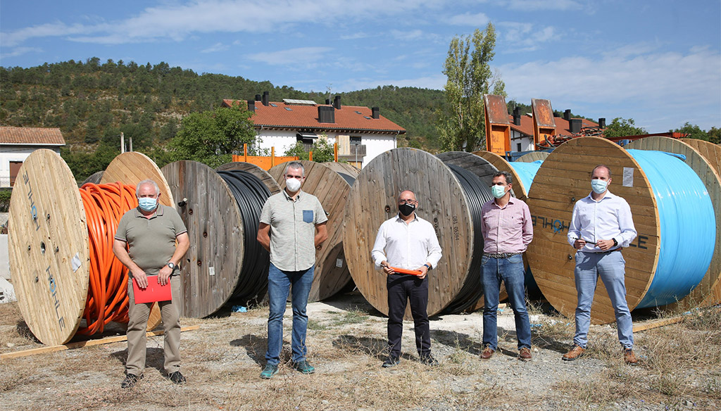 De izda a dcha: Echandi, Eguiguren, Cigudosa, Garmendia y Pinillos, ante las bobinas de canalización para la fibra óptica, situadas en Burgui.