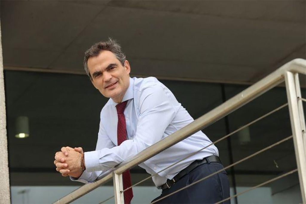Guzmán Garmendia apoyado en una valla.