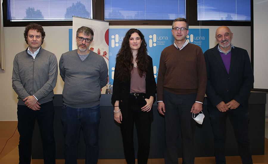 Ponentes y representantes de las instituciones en la jornada. De izda. a dcha., Ernesto Ruiz de Galarreta (director de tecnologías de la información en NASERTIC), Francisco Falcone (director del ISC), Alba Cervera (investigadora del BSC y coordinadora del programa Quantum Spain), Ginés Carrascal (IBM quantum ambassador) y el catedrático de la UPNA Humberto Bustince.