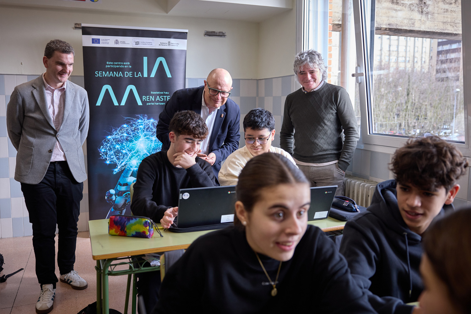 El consejero Gimeno junto al director general de Digitalización y Servicios Educativos, Luis Calatayud, y personal y alumnado del IES Barañáin. 