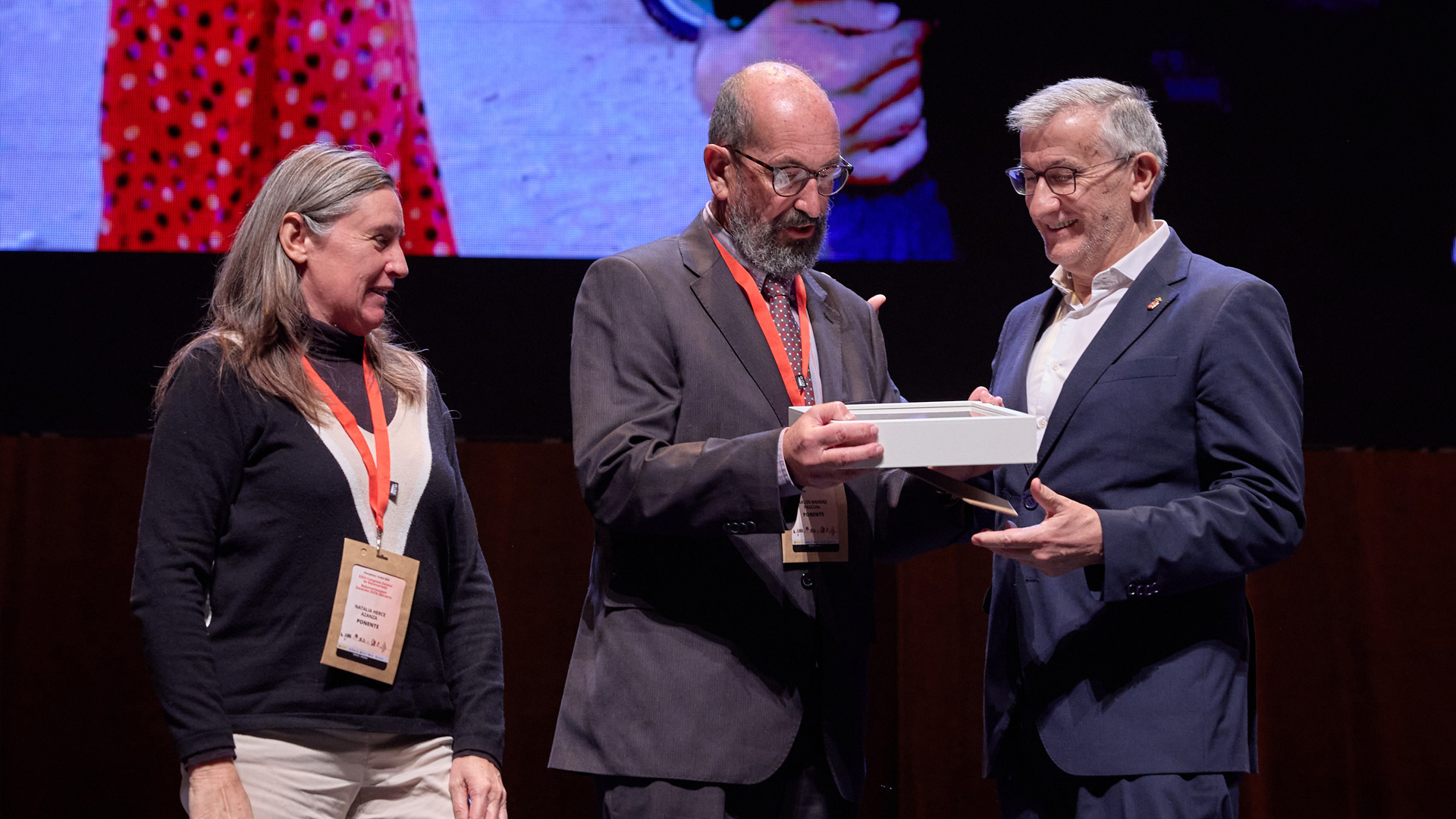 El vicepresidente Taberna y Natalia Herce en la entrega de la distinción al cirujano pediátrico Carlos Bardají.