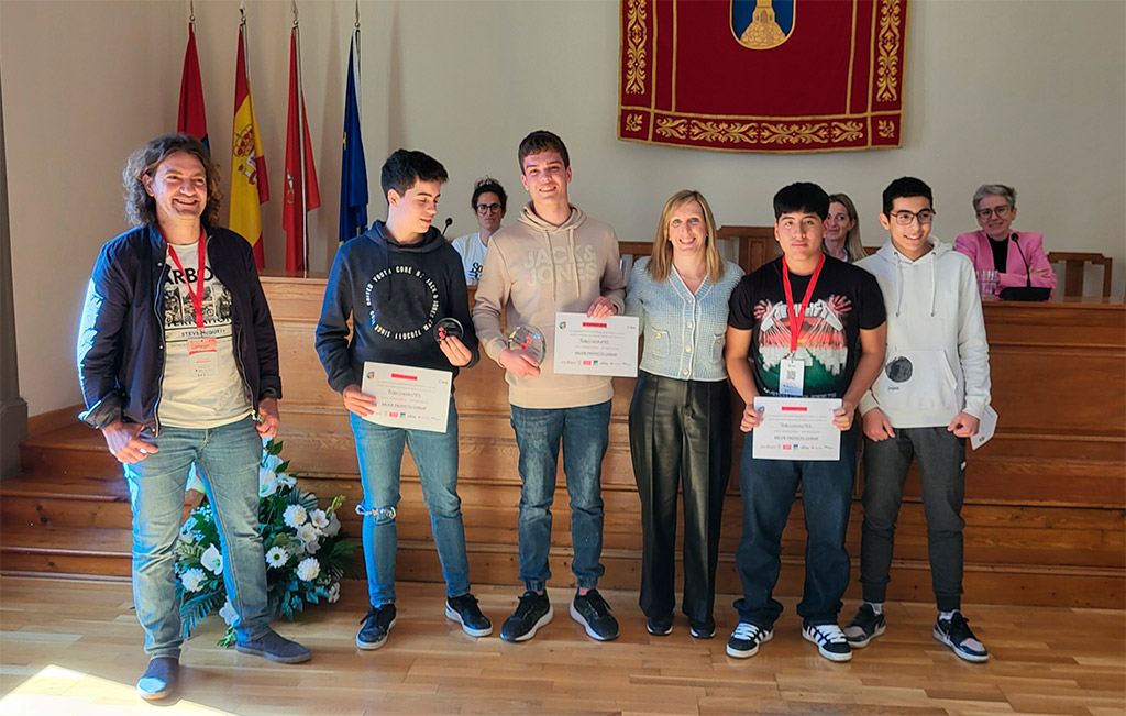 El equipo Robochocantes del IES Marqués de Villena de Marcilla, ganador de la VI edición de CanSat Navarra, junto con la consejera Patricia Fanlo
