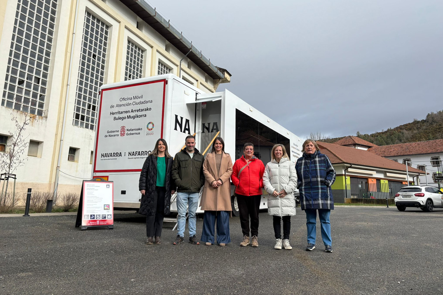 La vicepresidenta Alfaro en su visita a la Oficina Móvil de Atención Ciudadana en Ezcároz