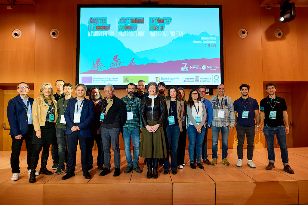 La consejera Rebeca Esnaola y la directora general de Turismo, Ana Rivas, con los participantes en el congreso