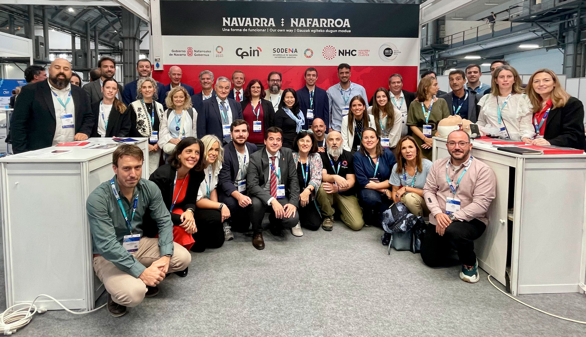 El consejero Mikel Irujo junto a representantes de las empresas y startups que participan en la feria BioSpain en Barcelona.   Descargar imagen