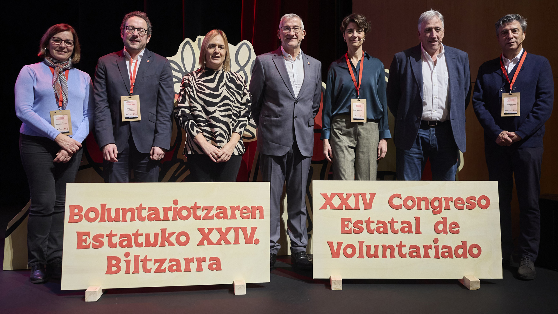 De izquierda a derecha: la directora general de Diversidad Familiar y Servicios Sociales del Ministerio de Derechos Sociales, Patricia Bezunartea; el director general de Presidencia, Gobierno Abierto y Relaciones con el Parlamento de Navarra, Joseba Asiain; la delegada del Gobierno en Navarra, Alicia Echeverría; el vicepresidente Taberna; la secretaria de Estado de Derechos Sociales, María Rosa Martínez; el alcalde de Pamplona, Joseba Asirón; y Saturnino Peña, de Plataforma de Voluntariado de España