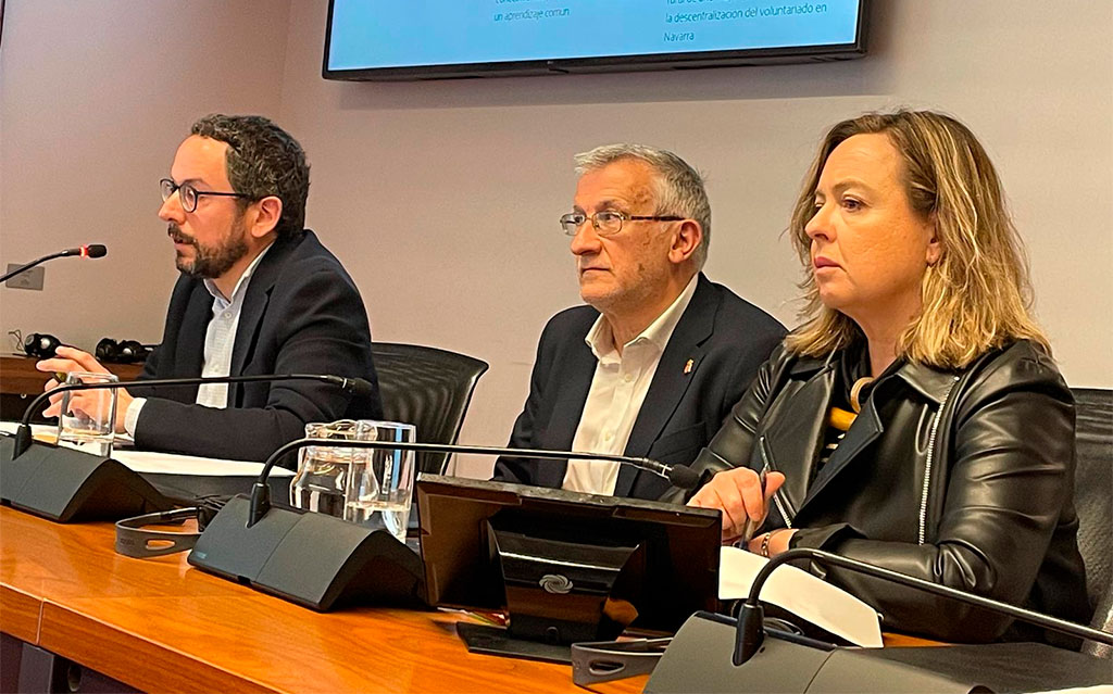 El vicepresidente Taberna en su comparecencia de hoy en el Parlamento de Navarra, junto a Joseba Asiain