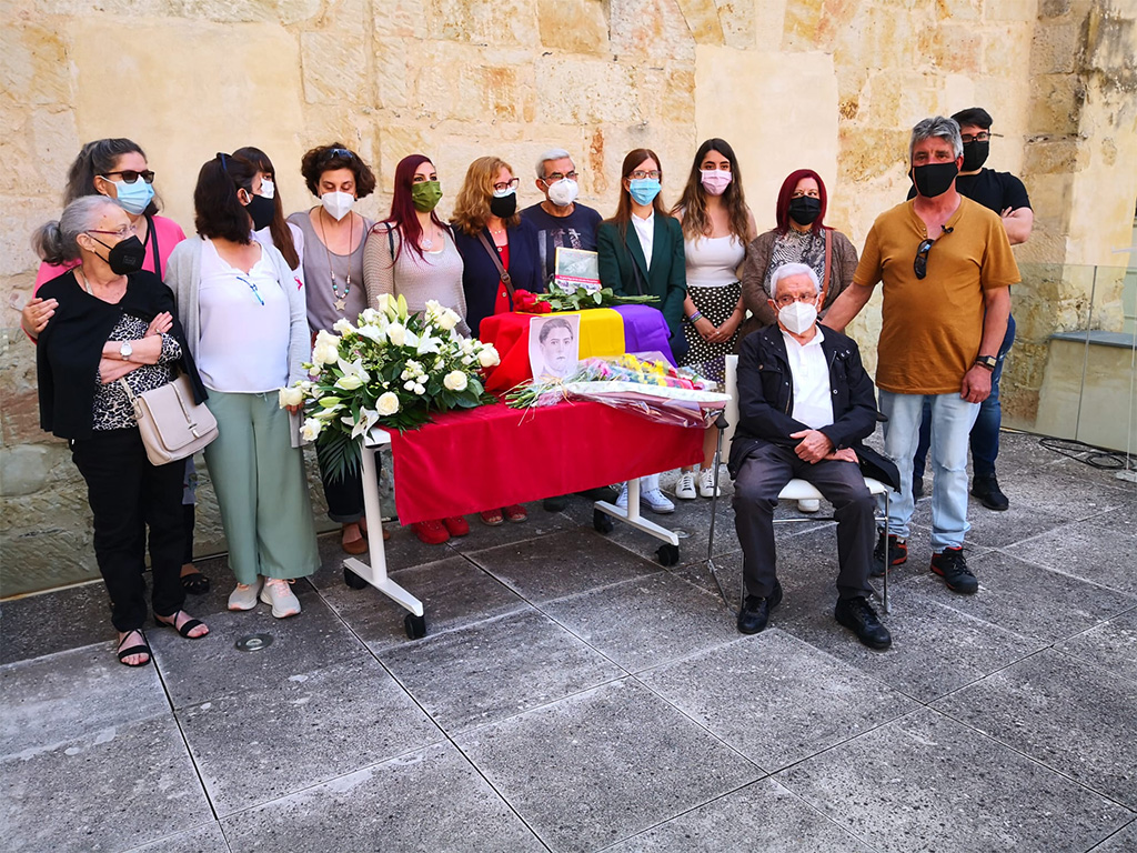 Los familiares reciben los restos de Ramón Haro