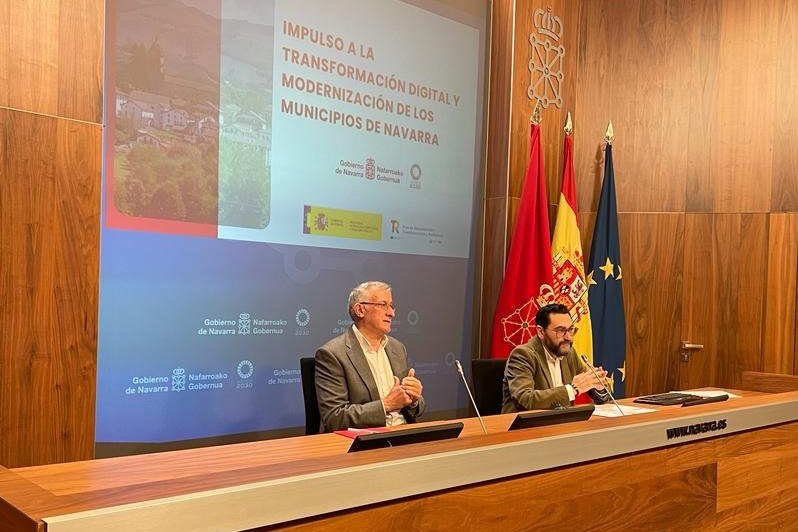 El vicepresidente primero y consejero de Presidencia e Igualdad, Félix Taberna, y el director general de Administración Local y Despoblación, Jesús Mari Rodríguez, en la rueda de prensa ofrecida hoy.