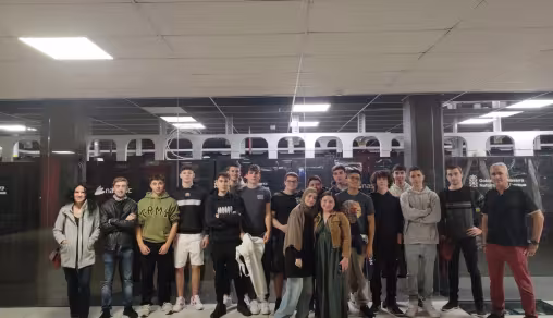 Foto de grupo de estudiantes en el Centro de Proceso de Datos de Nasertic