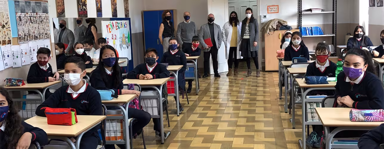 El consejero Cigudosa, con alumnado, representantes de AIN y del centro