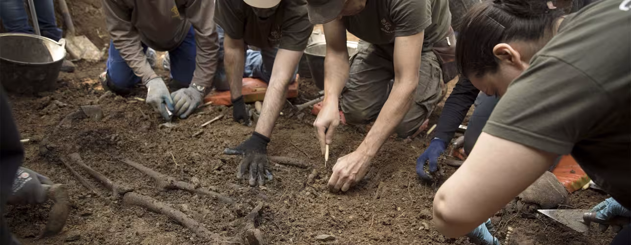 Trabajos de exhumación en una fosa en la localidad de Leranotz