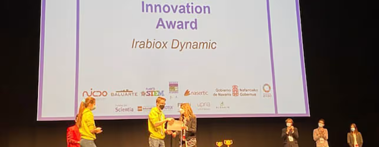 Nerea Azpilicueta entregando uno de los premios de la First Lego League 2021 de Navarra