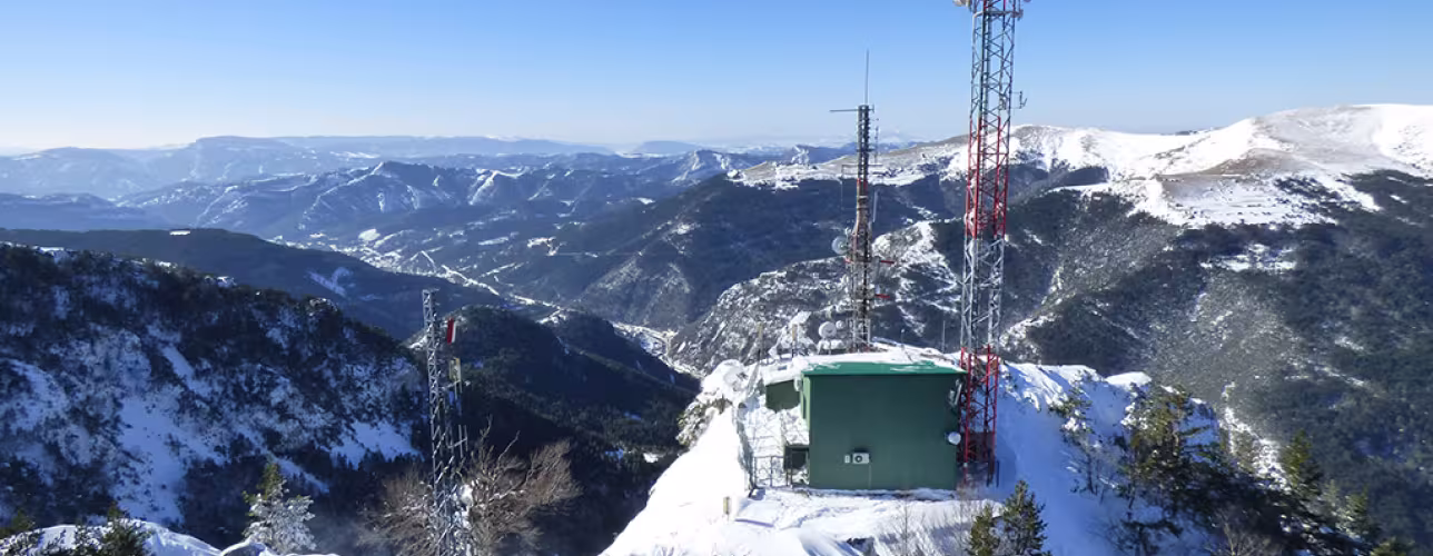 Torre te telecomunicaciones de Isaba. Paisaje nevado.
