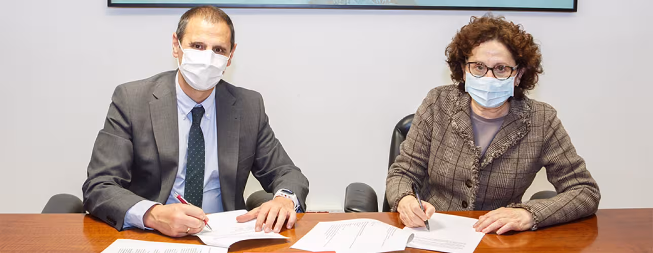 De izquierda a derecha, el director comercial de Labora Kutxa, Javier Cortajarena y la consejera Carmen Maeztu