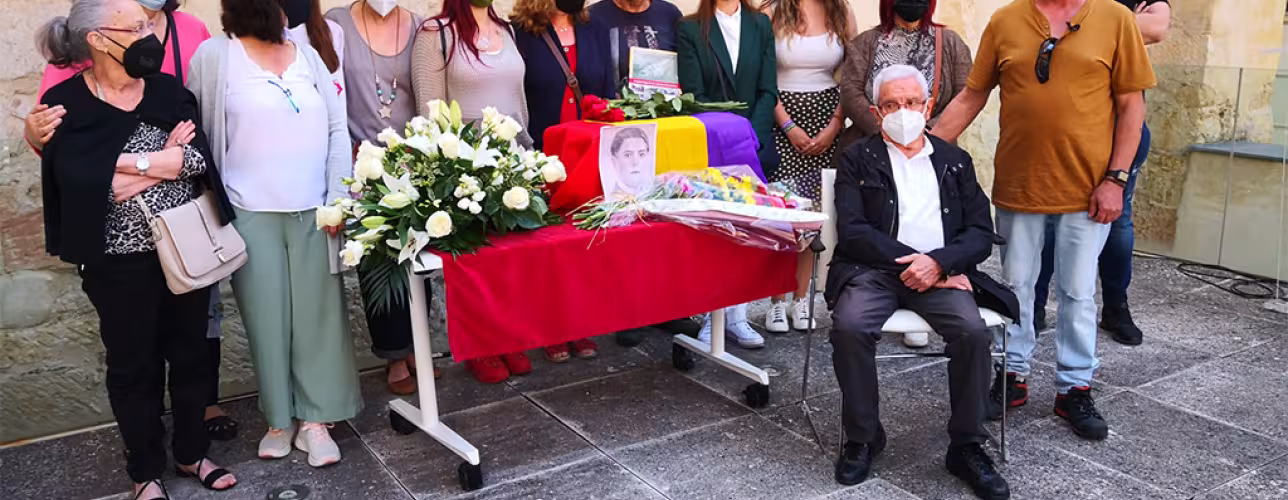 Los familiares reciben los restos de Ramón Haro