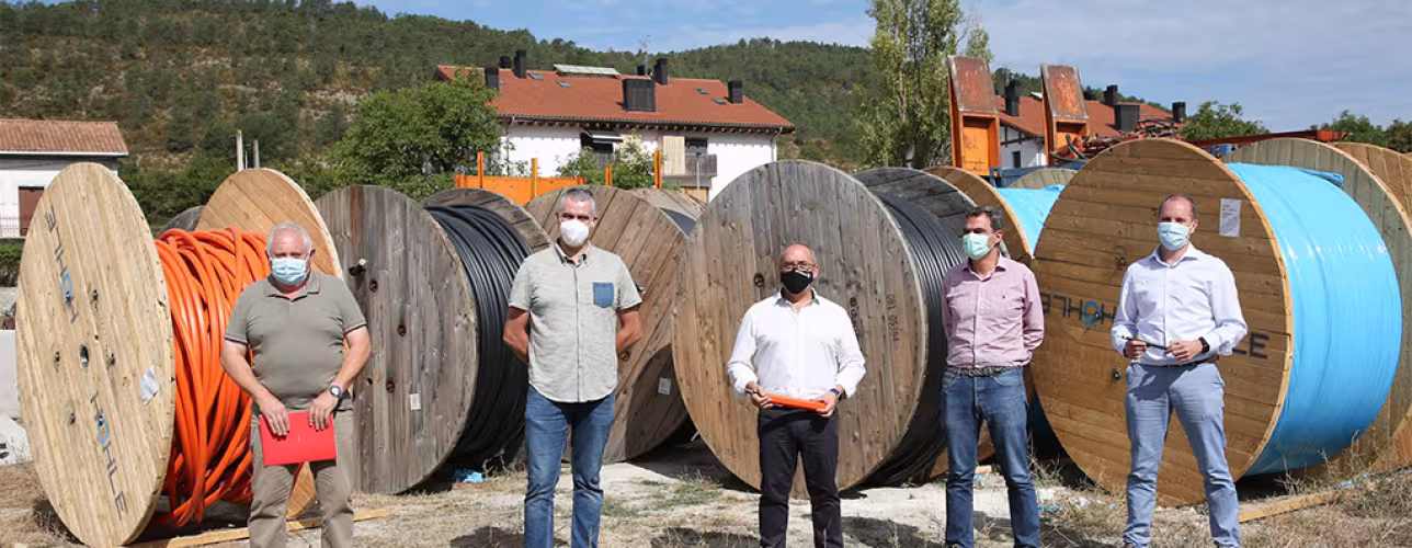 De izda a dcha: Echandi, Eguiguren, Cigudosa, Garmendia y Pinillos, ante las bobinas de canalización para la fibra óptica, situadas en Burgui.