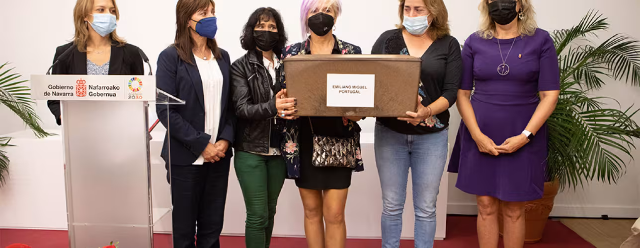 Autoridades y familiares de Emiliano Miguel participantes en el acto