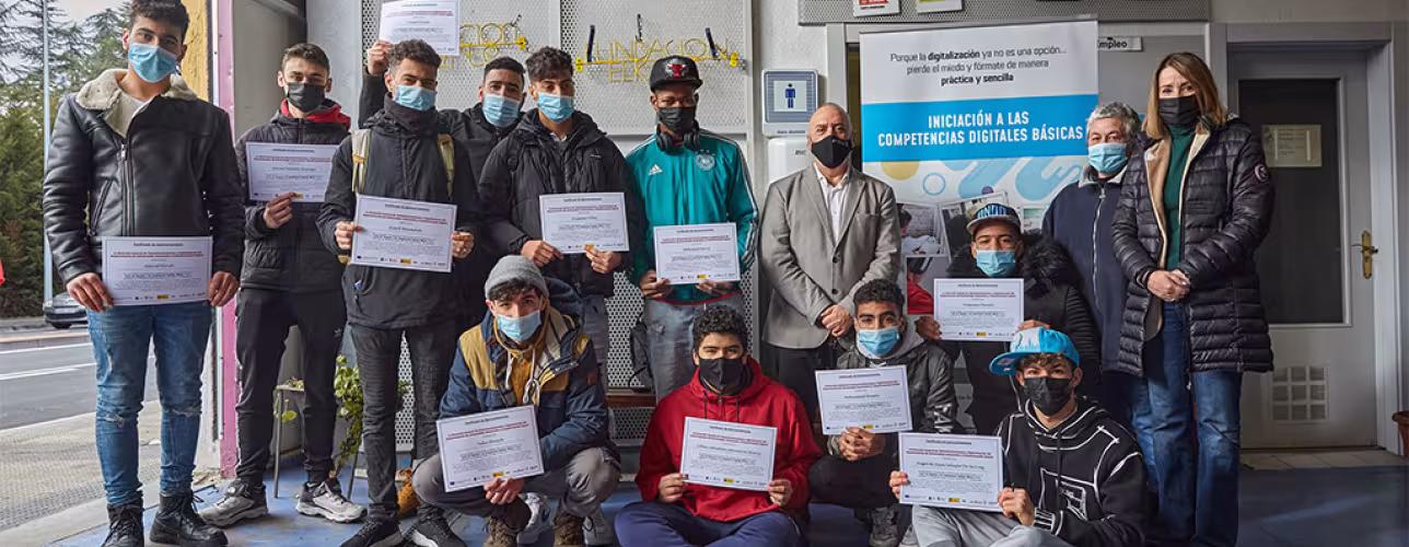 El consejero Cigudosa junto a jóvenes que han finalizado el curso