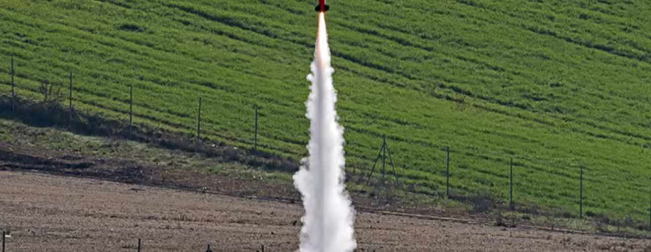 Lanzamiento de uno de los cohetes. Foto: Diario de Navarra