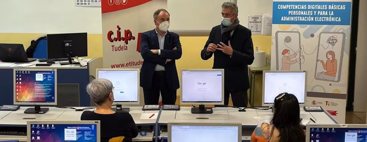 El director del Servicio de Desarrollo de Competencias Profesionales del SNE-NL, Carlos Adín, junto al director de la ETI, Juan Carlos Ciria