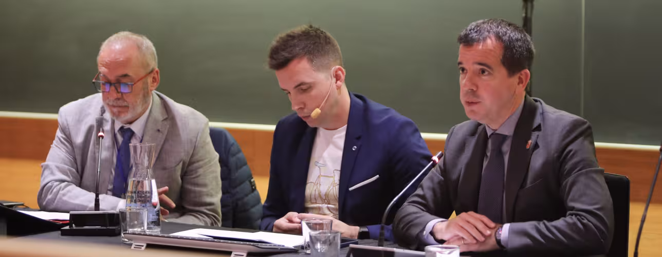 De izquierda a derecha, el consejero Cigudosa, el periodista Amaiur Elizari y el consejero Irujo durante la intervención de este último en la apertura de Iris Data Day.