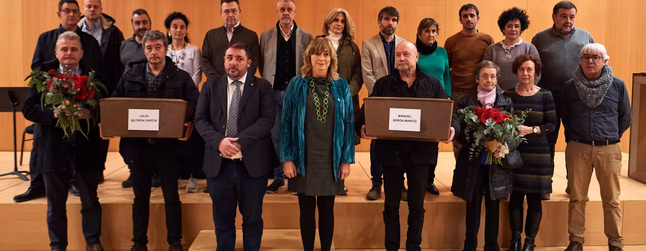La consejera Ana Ollo, en el centro, junto al Presidente del Parlamento, Unai Uhalde, y familiares de Julio Butrón García y Manuel Serón Marco