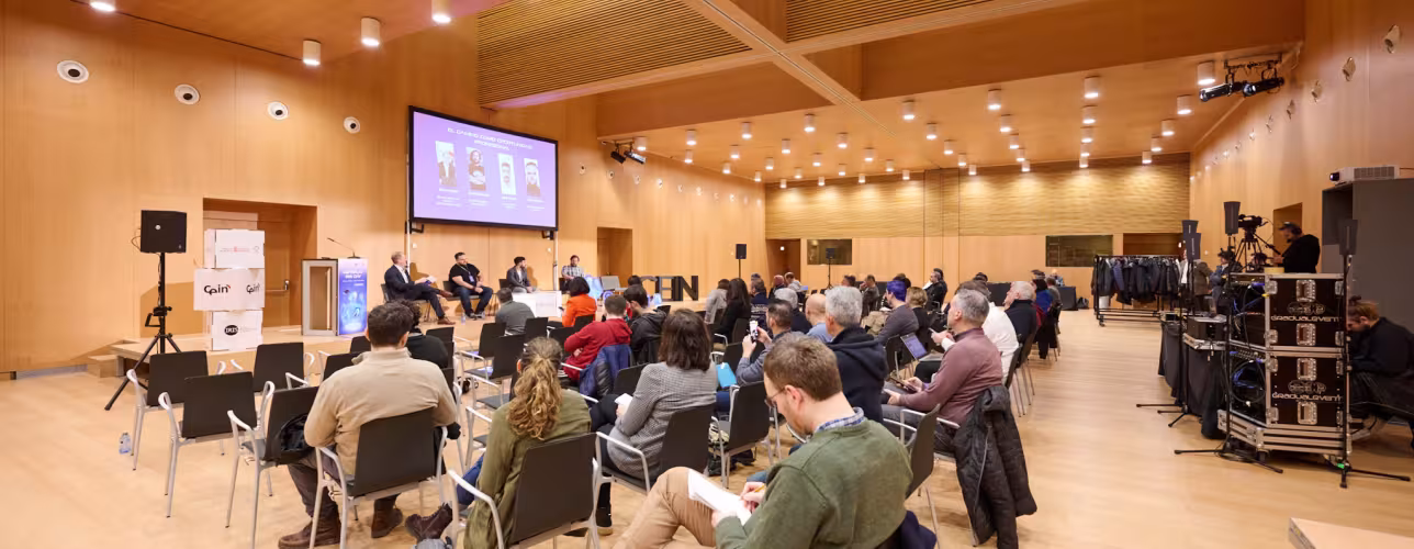 Iñaki Pinillos moderando una de las mesas redondas del METAPLAY IRIS DAY