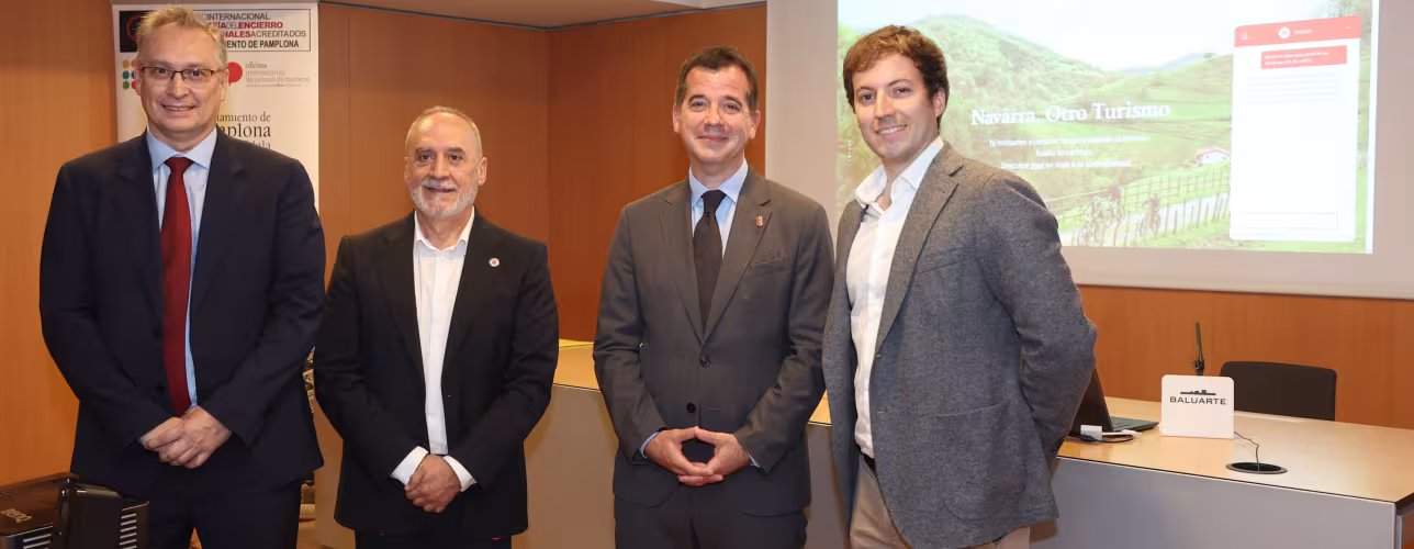 De izda a dcha: González, consejero Cigudosa, consejero Irujo y Guerrero.