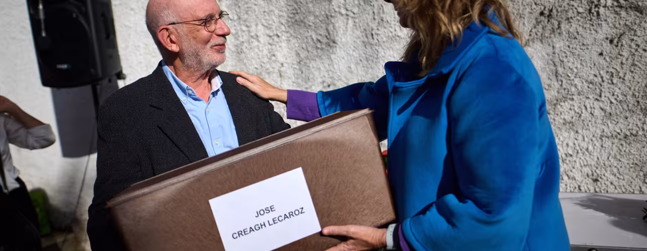 La consejera Ollo entrega los restos de José Creagh a su sobrino Carlos