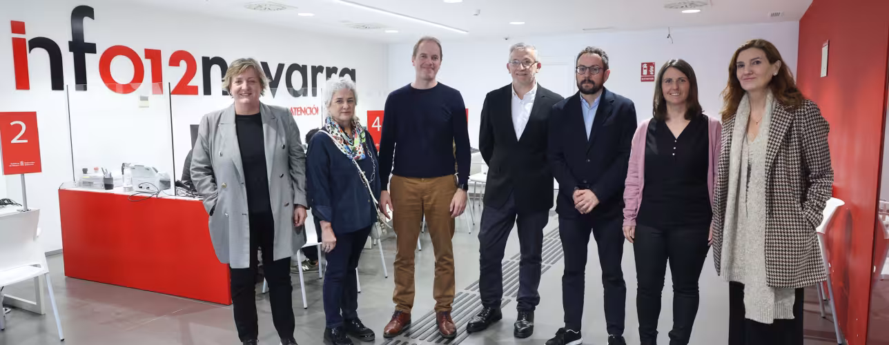 Toya Bernad, Itziar Ayerdi, Iñaki Pinillos, el vicepresidente Taberna, Joseba Asian, Leticia Gurpegui y Carmen Vallés, en su visita a la Oficina de Atención Ciudadana de Tudela