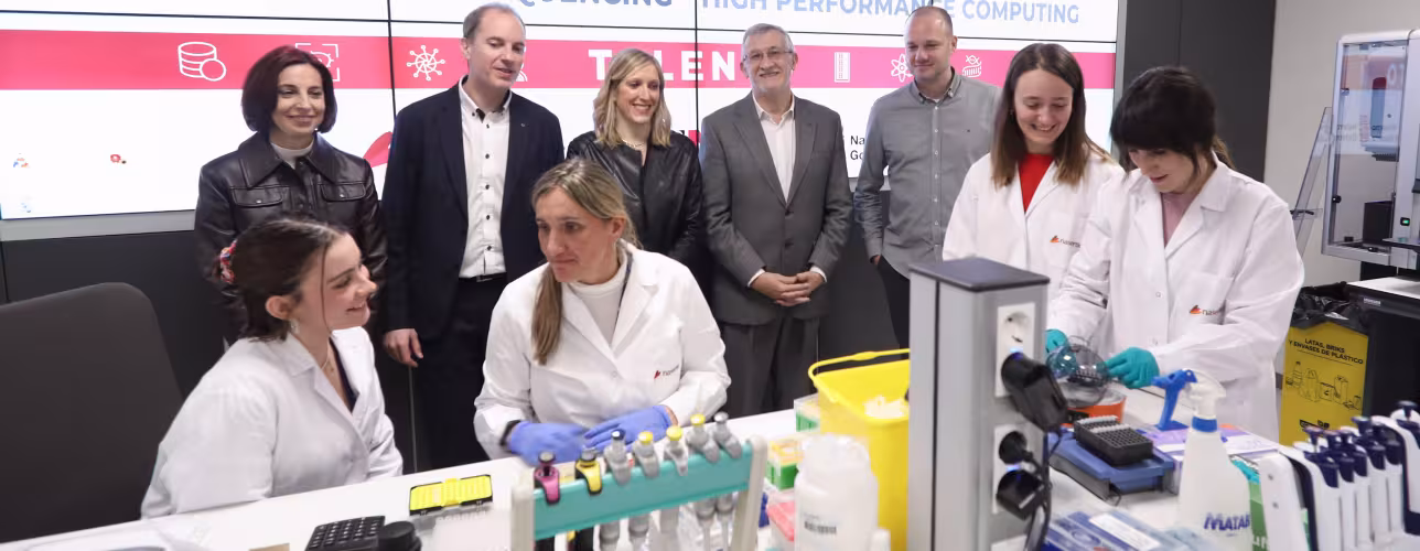 De izda. a dcha., en la fila de atrás, la directora general de Ciencia, Tecnología e Innovación, Agurtzane Martínez; el director de Nasertic, Iñaki Pinillos; la consejera de Universidad, Innovación y Transformación Digital, Patricia Fanlo; el vicepresidente primero y consejero de Presidencia e Igualdad, Félix Taberna; y el director de Medicina Personalizada y Laboratorios de NASERTIC, Gonzalo R. Ordoñez; junto con personal investigador de la empresa pública.