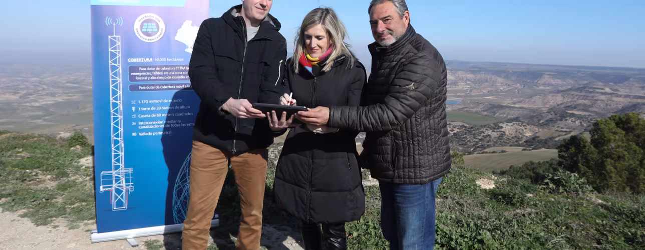 De izda a dcha: Pinillos, consejera Fanlo y Agramonte, en un momento de la firma